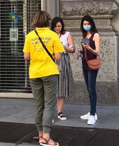 Capture-1 Speaking to passersby during Falun Dafa activities in Milan on July 4, 2020.