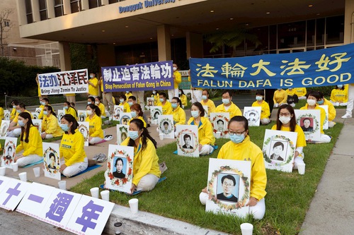 bb602dfa51f02ba8ee3c9b8a83d0b36b Falun Dafa practitioners held a candlelight vigil in front of the Chinese Consulate in Los Angeles on July 20, 2020.