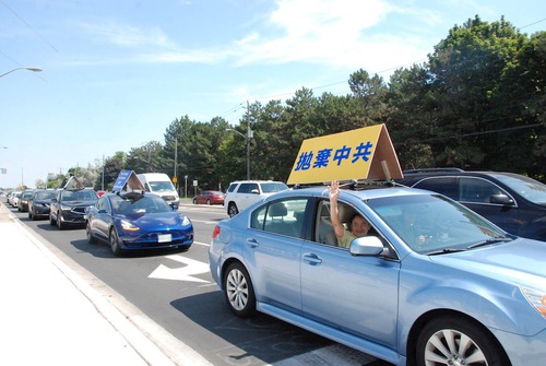 d02c78b6a6ece4b9f4be58ef680c2dd9 Approximately 50 cars drove through Toronto’s city center, Markham city, the Scarborough District, North York, and Newmarket, on two Saturdays, August 15 & 22, to encourage Chinese citizens to quit the CCP.
