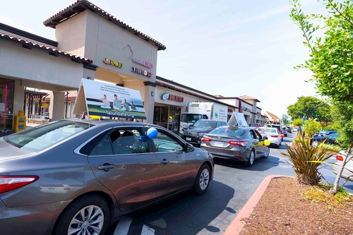 07cc336f6a2ee9f747950a946696ef16 Practitioners held a car parade and drove past Chinese shops in Newark, California. The cars displayed information about Falun Dafa.
