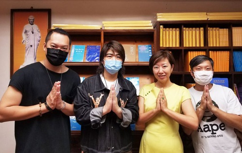 75bb6038c55b7b68f77fa274fee0b8f4 Renowned singer Tommy Yuen (second from the left), Explorer Fusion Restaurant Operations Director Li Juncheng (far left) and Executive Chef Tan Zhiyuan (far right), and Tianti bookstore manager Liang Zhen (second from the right) celebrate the opening of the Tianti Bookstore in Hong Kong.