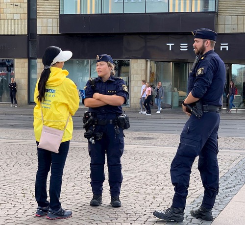 Police on duty chat with a practitioner.