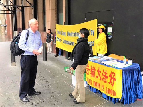 fdd6c8debd06b0aaa3b38d9d86c0396b Several passersby stopped to learn about Falun Dafa and sign the petition.