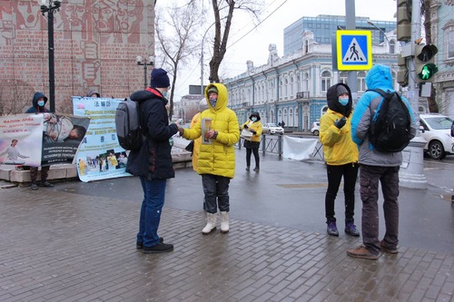 Practitioners hold a rally in Irkutsk on October 25, 2020, to raise awareness of the ongoing persecution of Falun Dafa in China. Many people signed the petition to call for an end to the atrocities.