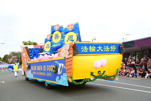 Falun Dafa practitioners participate in Christmas parades in many New Zealand cities.