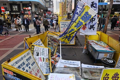 cb99a085d41ed689035f004c4312472c The Falun Dafa information booth in Mong Kok street was vandalised by CCP agents.
