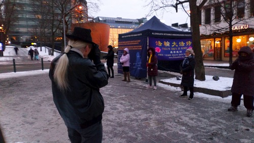 Falun Gong practitioners had a booth near the Kamppi Centre in Helsinki on January 9, 2021, to talk to passersby about the practice, demonstrate the Falun Gong exercises and expose the ongoing persecution in China.