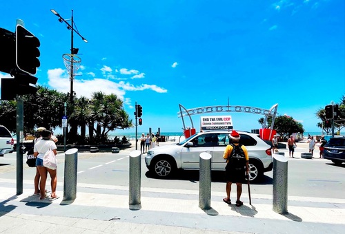 Falun Gong practitioners held a car rally on the Gold Coast to spread information about the spiritual discipline.