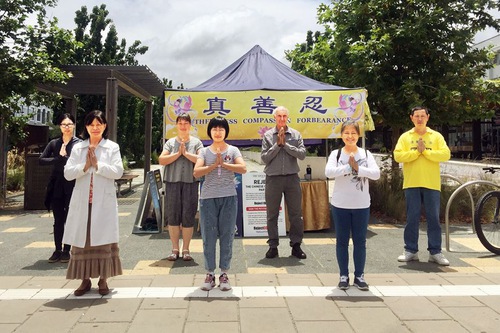 Practitioners who hold activities in downtown Canberra to tell people about the persecution wish Master Li Happy New Year! They promise to do the three things well and not let Master down.