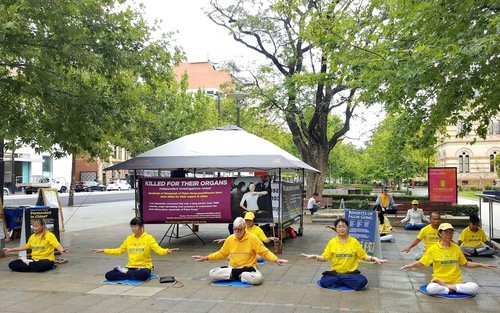 Practitioners in Adelaide demonstrate the exercises and inform people about the persecution in China.