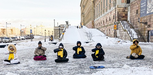 8e57021352b551ea8b1e57822cb07181 Practitioners demonstrate the Falun Gong meditation next to Parliament House in Stockholm.