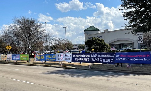 Practitioners in Dallas spread their messages with banners.