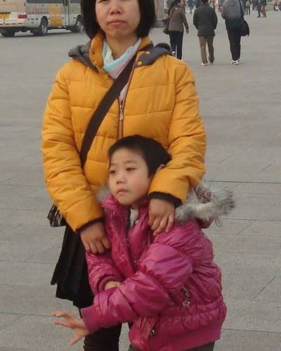 f3a191432dd4b903d7d54db3d4537b32 Ms. Fu Yanfei and her son