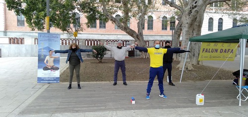653e5f93926373e32e635a951a16c449 Practitioners are demonstrating the Dafa exercises at Garibaldi Square in Cagliari, Sardinia.