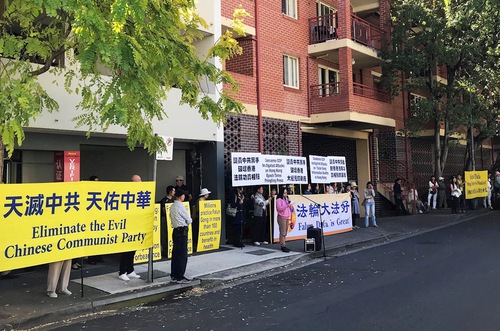 3d6cff52df7a75bd1570afc95f9309ab Practitioners held a peaceful rally in front of the Chinese Consulate in Sydney on April 15.
