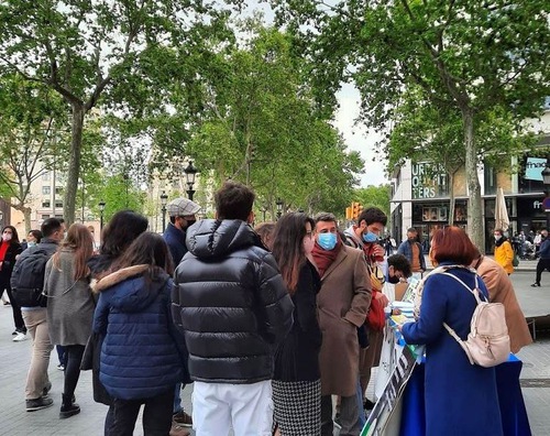 Practitioners held activities at the city’s center in Catalonia to tell people about Falun Dafa.