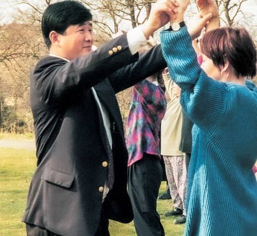 Master Li guides and corrects learners’ hand movements while teaching Falun Dafa in Gothenburg in April 1995.