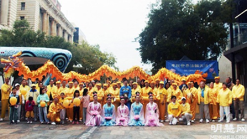 Practitioners in Perth, Western Australia take a group photo to wish Master Li a happy 70th birthday.
