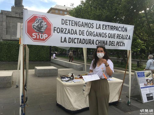 80a5d36c3a78215494b03541c35a9622 Local resident Ana thanked practitioners for receiving a paper lotus flower. She supports Falun Gong practitioners’ petition, calling for an end to the persecution.