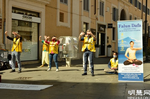 a8e563da4bf5b37cb9c55a45ef808927 Practitioners demonstrate the Falun Gong exercises.
