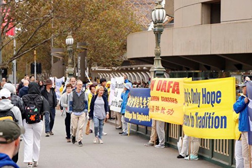 cd1460e031654f3f11b6cf80ba7cf7be On the afternoon of April 24, 2021, Melbourne Falun Dafa practitioners held up banners along Princes Bridge staging a “Great Wall of Courage.” A number of people signed a petition to show their support and condemn the CCP's persecution of Falun Dafa.