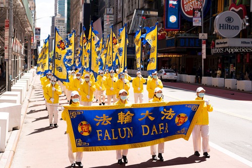 cf877f6348bd01581bc6e30a94810c79 Two thousand practitioners held a parade in New York to celebrate World Falun Dafa Day.