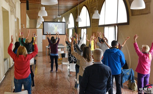 32fcfd65b70a8de80be8345d2e350be3 People in Thiene, Italy, learn the Falun Gong exercises.
