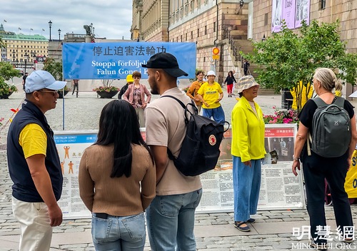 64f2641774303a91b79076fbae3fbd5a Practitioners hold activities outside Stockholm’s city hall to tell people about Falun Dafa and how it is persecuted. Several people signed the petition to help end the persecution.