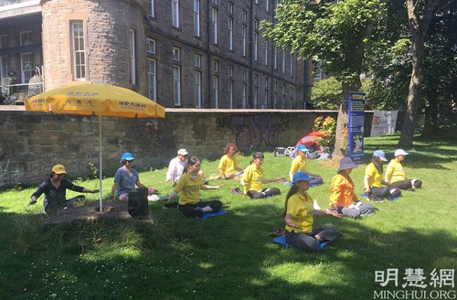 75a55dfd69d7ef814d471a65b79b3387 Practitioners in Edinburgh, the capital city of Scotland, held an event to raise awareness of the persecution of Falun Dafa in China.