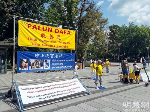 8409308948162af797cf793c058047ee Falun Dafa practitioners held an event on Vincas Kudirka Square in the centre of Vilnius, Lithuania.
