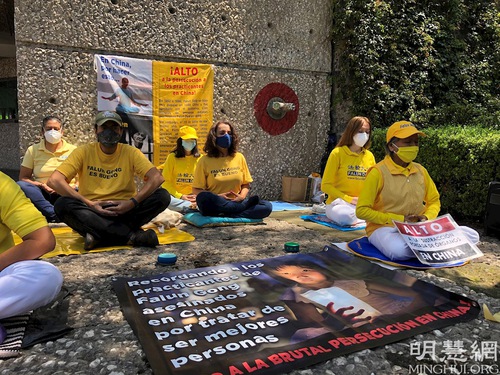 Practitioners held a peaceful protest in front of the Chinese embassy in Mexico to call for an end to the persecution.