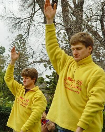 ec5c4f4b1dd0743c6364ff7a819b7785 Simon and Nick practice Falun Dafa in Melbourne.