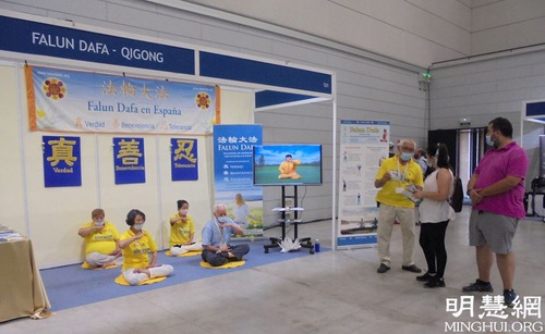 Falun Dafa practitioners do the meditation exercise at the Biocultura expo