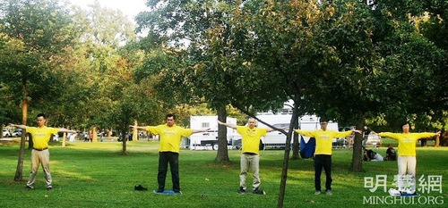 7b01ac8336ae11e51e693b741cf7771f Practitioners demonstrate the Falun Dafa exercises during the US Open at Flushing Meadows on September 11 and 12.