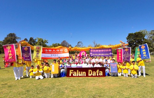 Practitioners in Queensland wish Falun Dafa’s founder, Master Li, a Happy Mid-Autumn Festival on September 18, 2021.