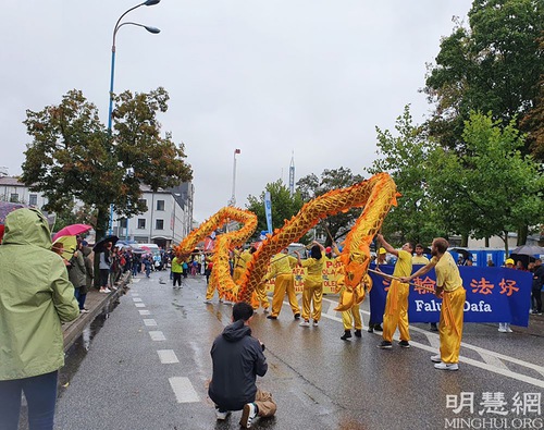 Falun Dafa practitioners participated in the annual harvest festival in Skiernieweice, Poland on September 18, 2021.