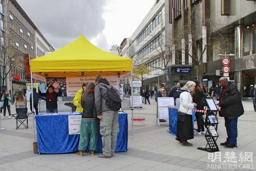 9c17dc924352b1d1369095de67e4a6ec Practitioners hold activities near the Hannover train station on October 16 to introduce Falun Dafa and expose the CCP’s persecution.