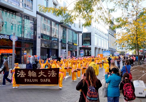 Practitioners peacefully rallied on Augustusplatz on October 9, 2021.