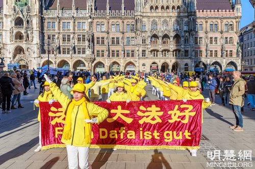 162be496a5ceb07df8f8c6d47ce51da7 Falun Gong practitioners hold activities at Marienplatz in Munich, Germany, on October 29, 2021, to show people the beauty of the mind-body practice and expose the Chinese Communist Party’s brutal persecution of practitioners in China.
