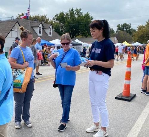 People learn about Falun Dafa at the Aubrey Peanut Festival on October 2.