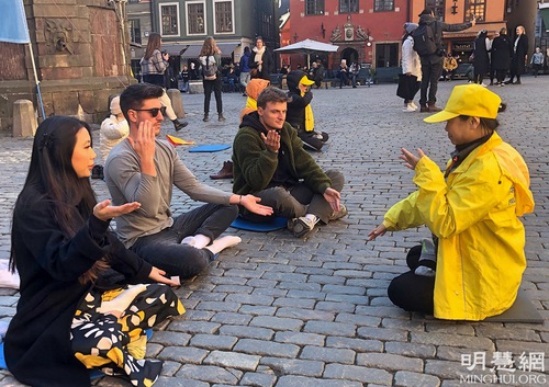 People learn the Falun Dafa exercises.