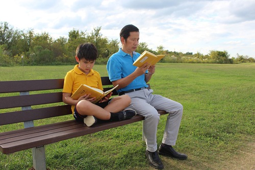 Guoxian and his son read Zhuan Falun.
