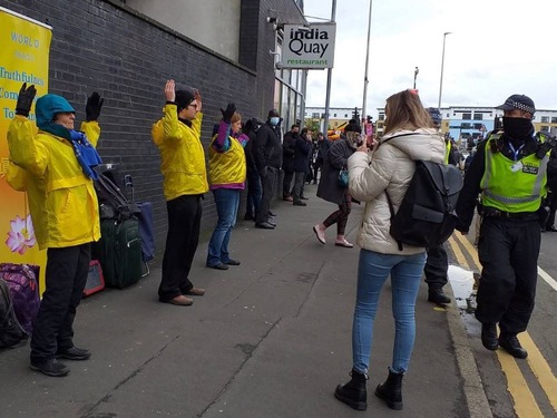 People stopped to learn about Falun Dafa and how the CCP persecutes it.