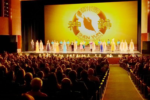 The Shen Yun North America Company's curtain call at the Popejoy Hall in Albuquerque, New Mexico on November 1. The company presented two performances in Albuquerque on November 1 and 2.