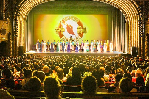 The Shen Yun New York Company's curtain call at the Phoenix Orpheum in Phoenix, Arizona, on October 28. The company presented two sold-out shows in Phoenix on October 27 and 28.