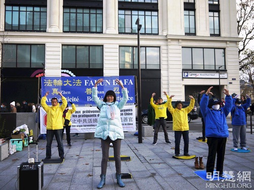 Falun Gong information day activities at the Pont Neuf train and Metro station on November 14.