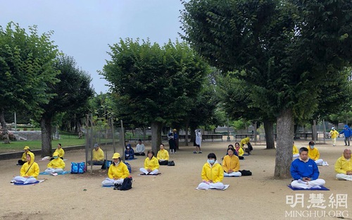 We practice the exercises and tell people about Falun Dafa at Golden Gate Park every Saturday and Sunday.