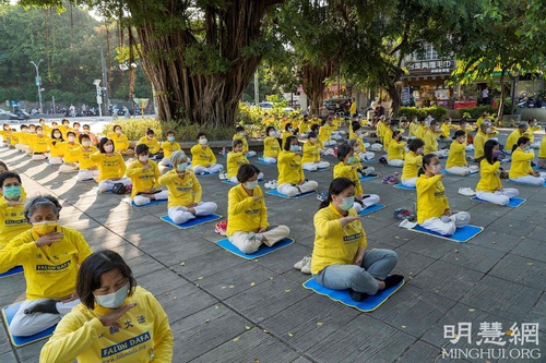 Falun Gong practitioners hold introductory activities at the Lotus Pond Scenic Area in Kaohsiung.