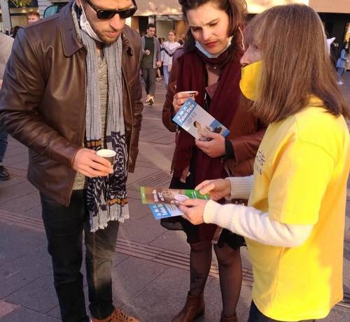 Many people passed by the Falun Dafa information desk located at Charles de Gaulle square and read the display boards carefully to understand more about Falun Gong.