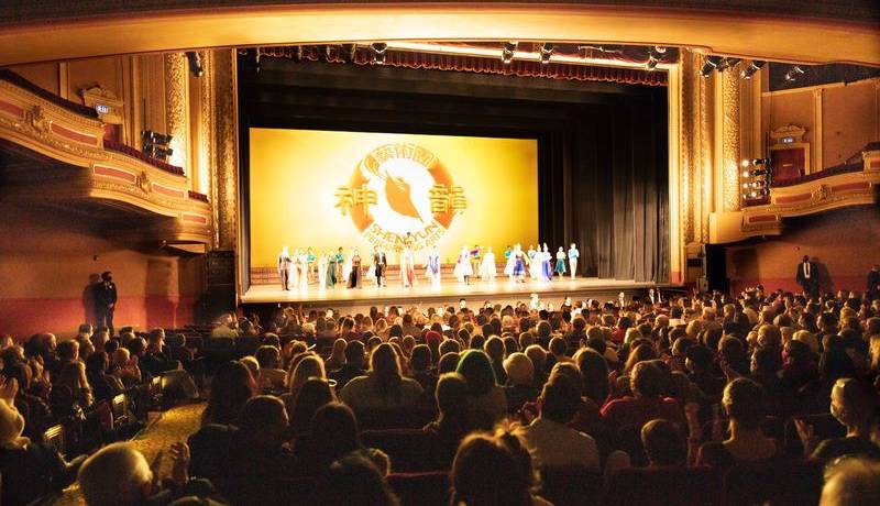 Curtain call for the Shen Yun International Company during the full-house performance at the Orpheum Theatre in Minneapolis on the afternoon of December 4. The company presented three performances in Minneapolis on December 3 and 4. (Epoch Times)